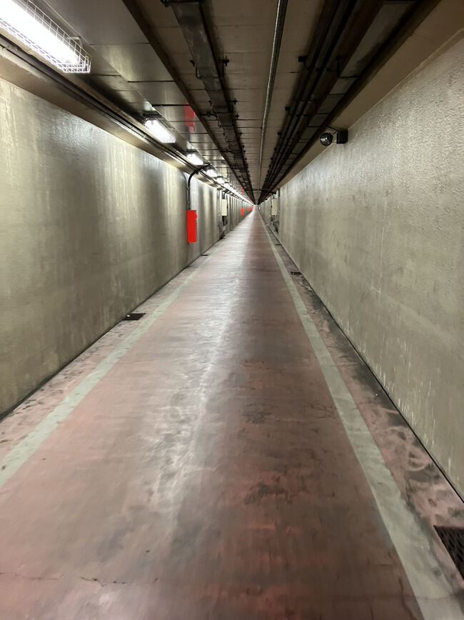 この地下通路を1kmほど歩き、今年を回想するという恒例行事<br />しみじみと回想しながら1km歩いた