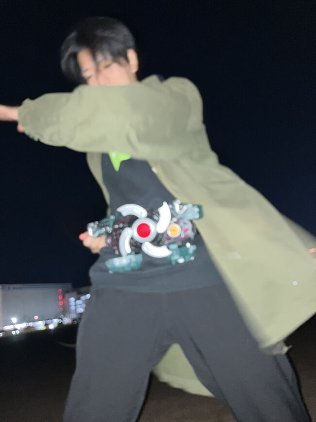 動きに合わせて自動で動く変身ベルトを動かすために闇の中で変身