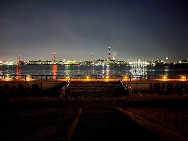 ここの階段に座り、工場の煙突から出る炎を観ながら飲むという良い師走の年一行事