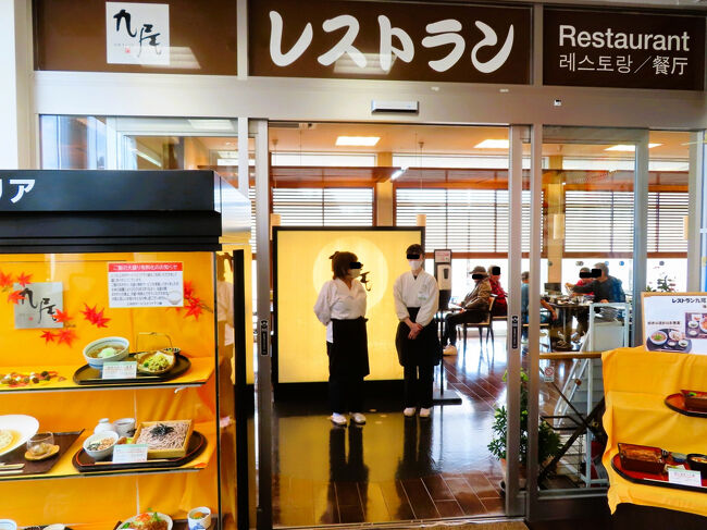 ちょうど12時にレストランへ<br /><br />外食ばかりしている私の感覚からすると、12時になったばかりというのは、混雑する前だったりします。<br />思ったとおり、まだまだテーブルが空いていたので、お好きな席にどうぞ、と言われました。<br />テーブルはすべて４人席で、相席はしないので、１人でもどこでもOKなのです。