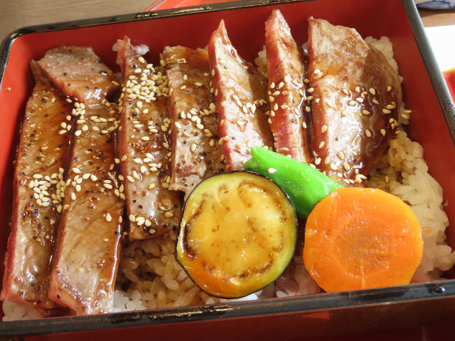 やわらかくてとろけるようなステーキ重