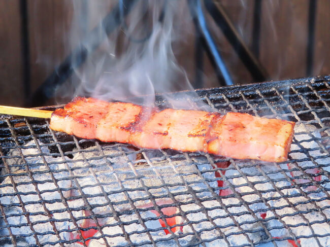 ベーコンを炭火で焼いているところ！