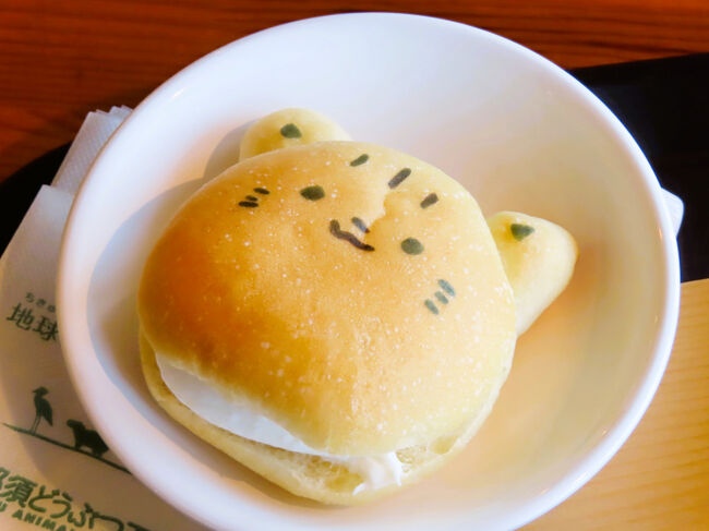 ヤマネコの顔が描かれたクリームパン！<br /><br />これもおいしいのです。