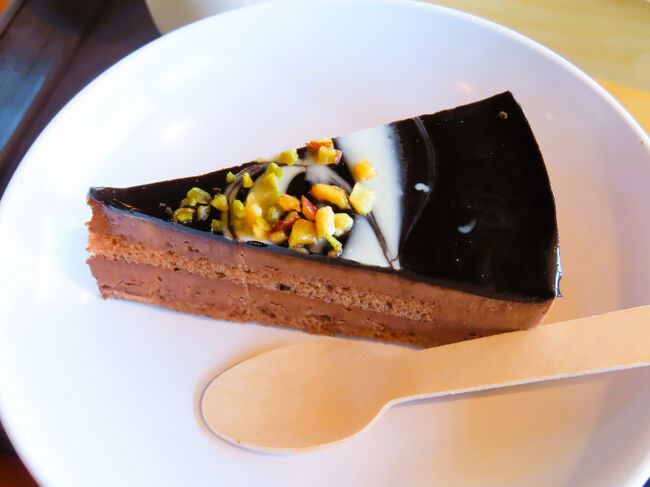 デザートにチョコレートケーキ<br /><br />ヤマネコのクリームパンは半分デザートになりますが、注文待ちの間にショーケースを見ていておいしそうだったので、注文してしまいました。