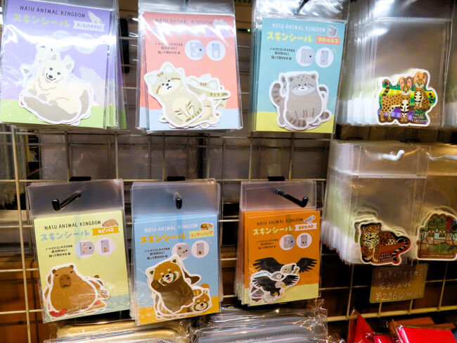 最近ステッカーが気になっていて<br /><br />レッサーパンダのステッカーを買うことにしました。<br />すぐに使う用に１枚、当分保存用に１枚の計２枚。