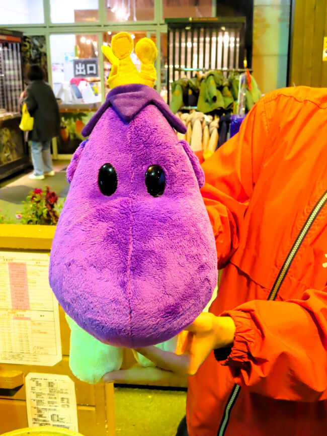 正門前で、キャラクター「おいでなす」くんがお見送り