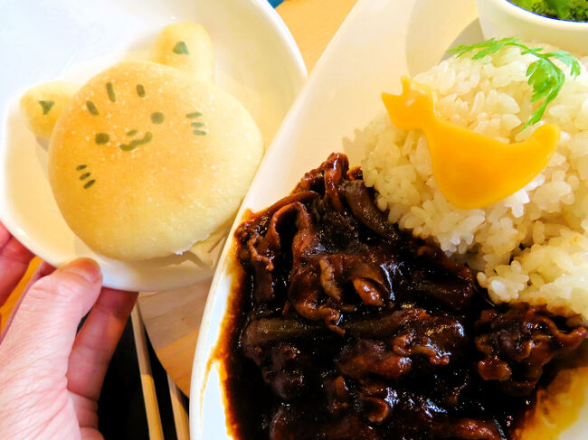 ヤマネコ・クリームパンと、ヤマネコの形をしたカレーの上のチーズ<br /><br />カレーの上のチーズがヤマネコの形をしていたってことに、いままで気付きませんでした。<br />ちなみに、この日も炭火串焼きベーコンの屋台は営業していましたが、この日はヤマネコランチだけにしました。<br />というのも、本日は那須どうぶつ王国帰りにすぐに夕食なので、ベーコンまで食べてしまうと、その時間にお腹があまり空かなくなるかもしれないと思ったからです。