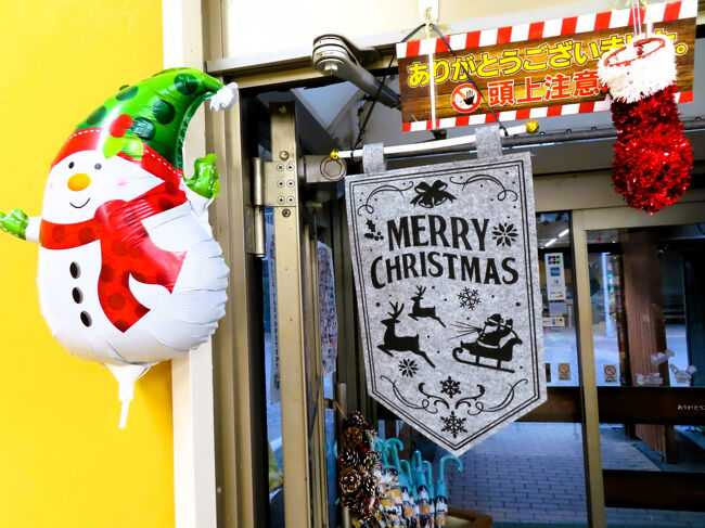 売店ピアポルタの出口のクリスマス飾り<br /><br />日曜日は来園者が多かったので、こういう写真を撮れなかったけれど、この日は平日で閉園までいるお客さんは少なかったので、チャンスとばかり撮影しました。