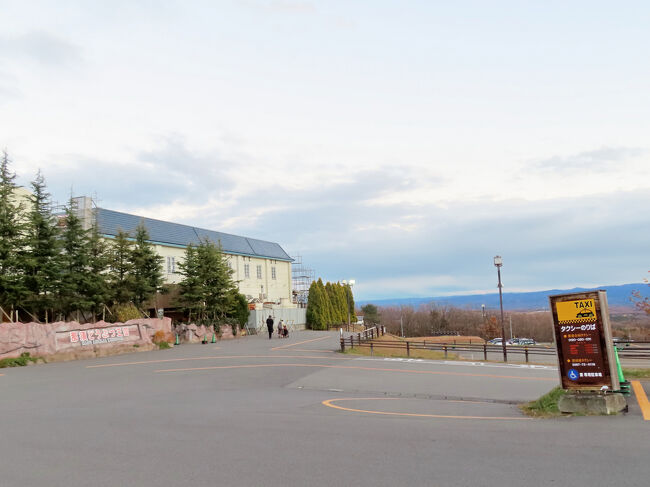 駐車場に向かいながら、彼方の景色を眺める<br /><br />那須どうぶつ王国は高原の高いところにあるので（現地の那須市のペンションのオーナーは山の方と呼んでいました）、見晴らしが良いです。<br />園内からの見晴らしは、つづきの園内いろいろ＆ハイライト旅行記の方にまとめます。