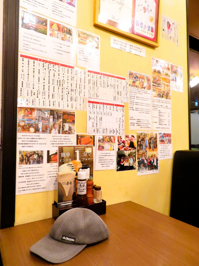 テーブルに着く<br /><br />壁には、ここでお肉を満喫した芸能人の記録がたくさん。