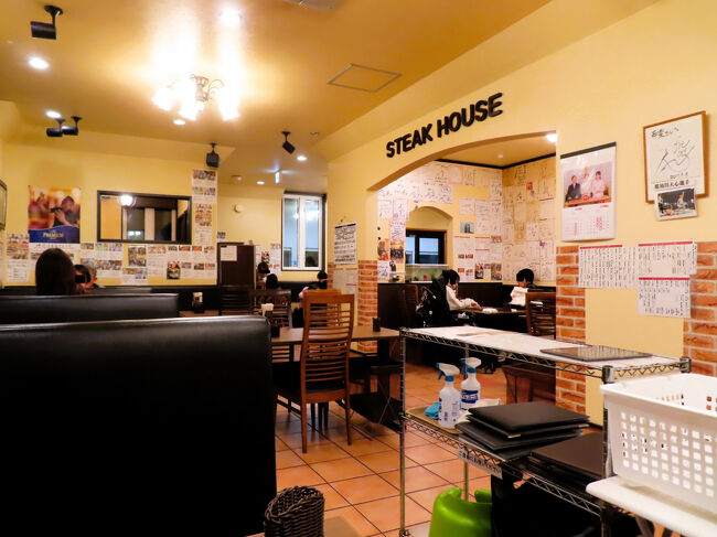 店内の様子<br /><br />水・お茶はセルフサービス。