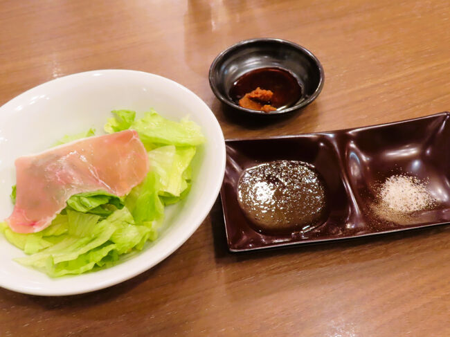セットにつくサラダと、ステーキ用のタレと岩塩、それから辛味噌<br /><br />今回は辛味噌を少し使ってみました。<br />タレも岩塩もいいけれど、少し刺激のある辛味噌でいだたくのも、なかなかおいしかったです。<br />