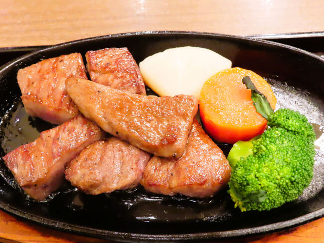 口の中でとろける、甘みすら感じるサイコロステーキ<br /><br />おいしい部位でも、規定のステーキとして切り取ると半端になってしまうところが使われたと思われるサイコロステーキ。<br />形にこだわらなければ、ずっとお得で、おいしさは同じ！