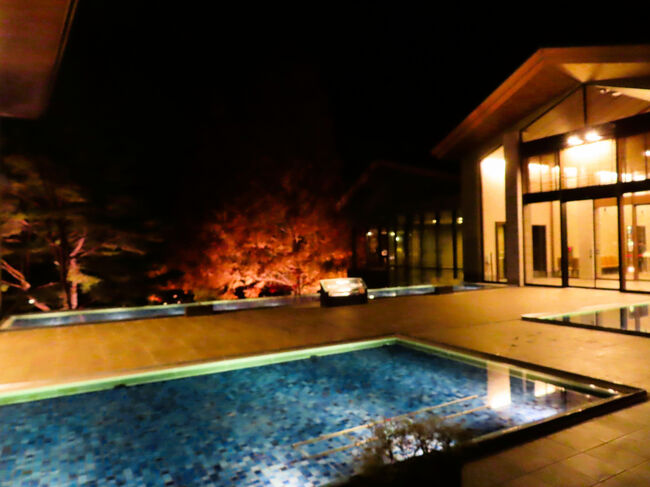 フロント棟で、タオルセットを借りる<br /><br />実は左の建物は、フロント棟の向かいのレストラン棟。