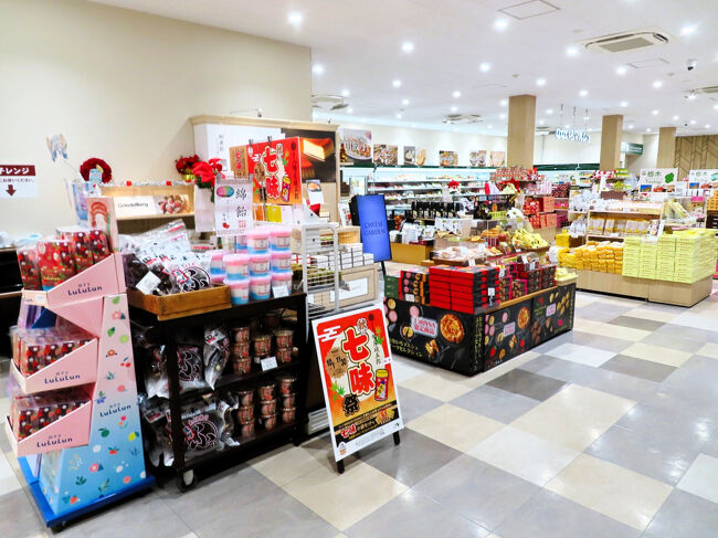 ショップエリアは、那須みやげだけでなく、栃木全体や仙台・山形・青森や隣の群馬のものもある