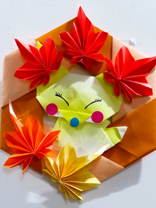 紅葉の中のキツネちゃん<br /><br />他にもまだまだありましたが、このへんで。