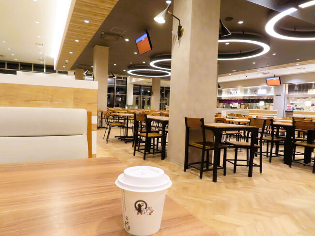 フードコートでコーヒーブレイク<br /><br />座り心地のよいソファのあるテーブルもあったりします。