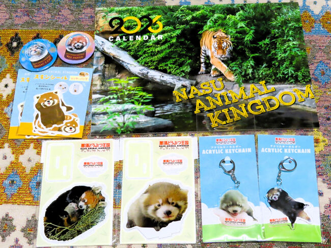 那須どうぶつ王国の売店ピアポルタとコムリーで買ったグッズなど<br /><br />オリジナルカレンダーと、レッサーパンダのステッカー、それからレッサーパンダの赤ちゃんのもなかちゃんグッズを買いました。<br />それから、缶バッジガチャでゲットしたクリスマス限定の缶バッチ２個。