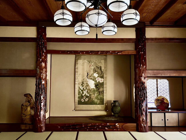 舞台とは反対側，出節の紫檀の柱や框で構成された床構え。紫檀の巨木は，希木，銘木と呼ぶべきものでしょう。