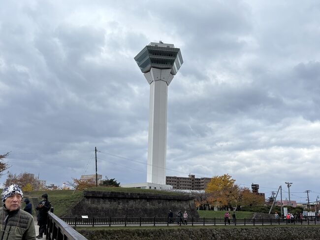 五稜郭公園を散策。<br />五稜郭タワーは高いですね。