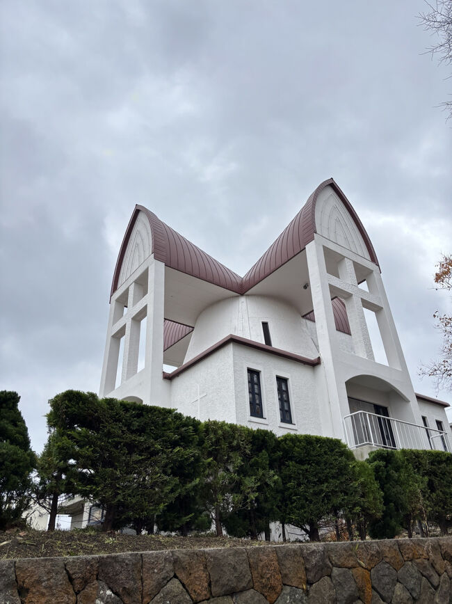 どの角度から見ても十字架が見える教会。<br />中はこじんまりとして、温かまりがありました。