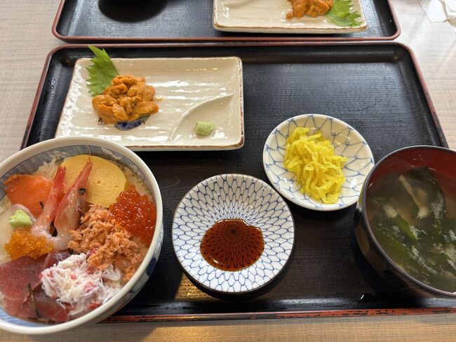 こちらには、おそらく函館で一番お安い500円丼があるのです。<br />千円のウニ刺しを足しても￥1,500。