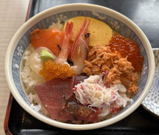 500円丼の中から、二人共五目丼をオーダー。<br />少しずつですが、ネタが豊富。