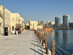 朝8時台でも暑がりの私にはすでに暑い。
メトロの駅からは10分ほど歩いただけなのに、すでに汗だく。
最高気温は30度位まで下がっているこの時期のドバイですが、
Tシャツ一枚でも暑かった～。
