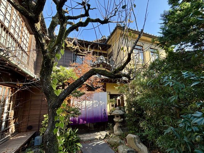 ［登録有形文化財　②眠雲閣落合樓 住居棟及び廊下］<br />玄関棟から東に向かう廊下と連絡する旅館主の居宅。地下に浴室を置く三層構造で，現在は「おちあいろう」の一棟貸切の「別邸 石楠花(しゃくなげ，547㎡，最大定員12名)」となっています。<br /><br />100㎡を超える専用露天風呂，サウナシュラン殿堂入りの囲炉裏をモチーフとしたサウナ，リビング，ダイニング，3つのベッドルーム等を備えています。