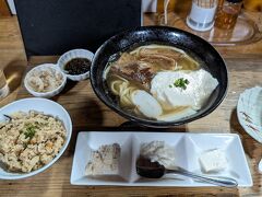 沖縄そばと島どうふのお店に立ち寄り、ここで夕食。
（そば屋は昼営業のみのお店が多いので助かりました笑）
とうふの専門店だけあって、そばとの味合わせはなかなか良かったです笑