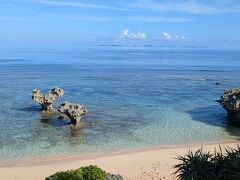 古宇利島で一番の観光スポットといえば、こちらのハートロック。
朝9時前に来るとちょうど順光で人も少なく、なかなか良いタイミングでした笑
