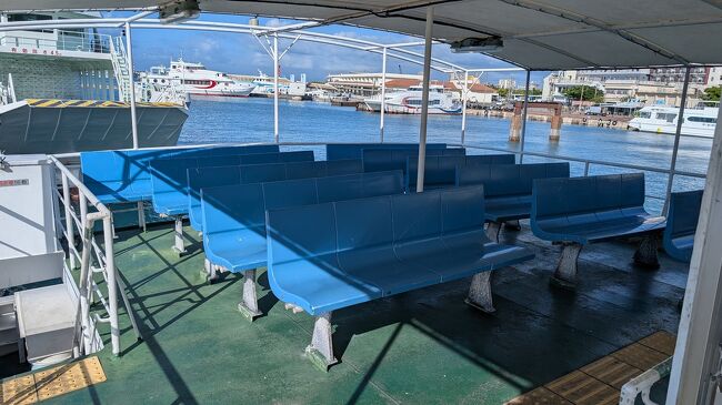 客室は屋根こそあるものの野ざらしスタイル。<br />荷物が誤って海面に落っこちないよう、荷物は内側に寄せました