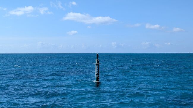 湾外に出ると、海中から出た柱のようなものがあります。<br />これは航路の目印で、この脇を通って航海するようにという決まりがあります。