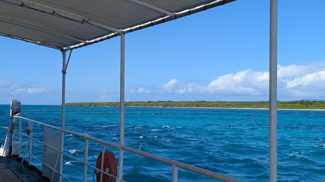 石垣島を出てすぐ、右手には竹富島が見えます。<br />航行の半分くらいの時間は竹富島が見えていました