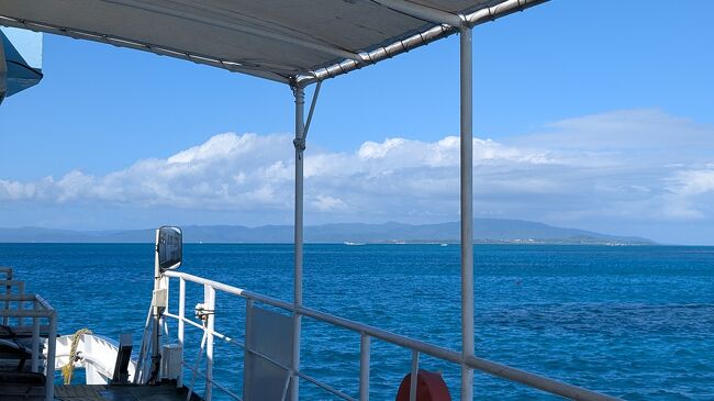 竹富島を過ぎると、奥の方に山々からなる島影が見えてきます。<br />あれが目的地の西表島です！
