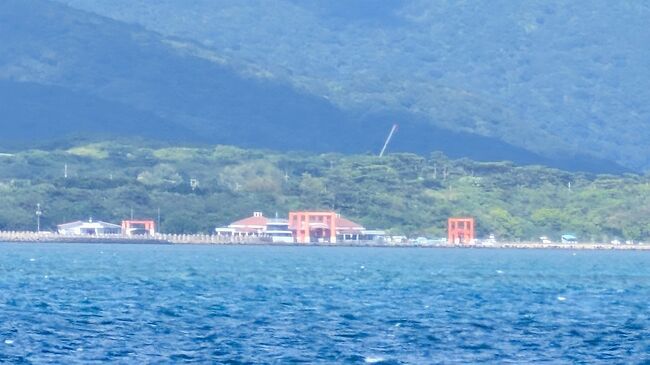 島に近づくにつれ、次第に集落も見えてきました<br />オレンジ屋根のフェリーターミナルが見えるところが、目的地の大原港です