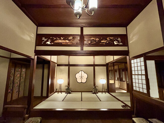 玄関の設え，欄間の彫刻にも品格が感じられます。