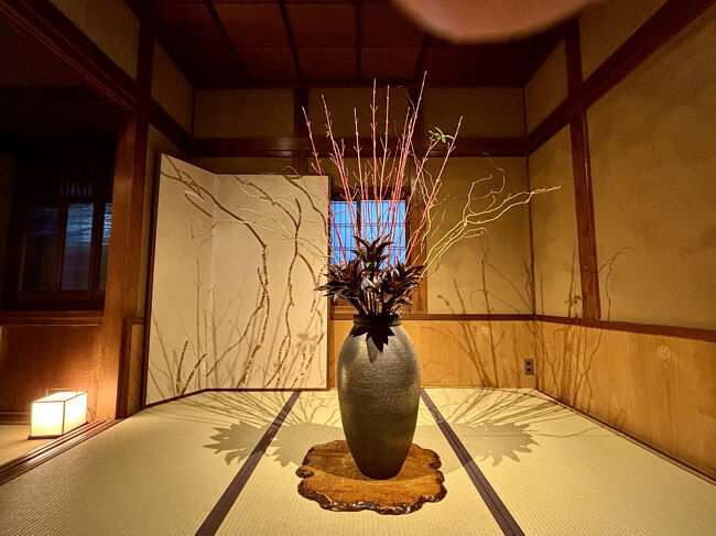 凛として雅。玄関脇の一室を使った生け花に目を奪われます。