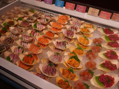 美味しそうなお魚が並んでいます

が、ハエが多い・・・(+_+)