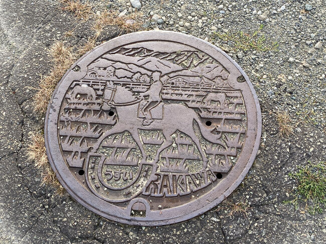 マンホールの蓋も競走馬