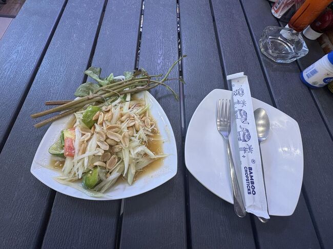 酸っぱ辛い<br />飲み物なしでソムタムはつらかった。