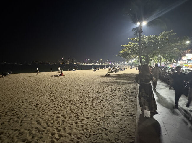 夜のパタヤビーチを散歩