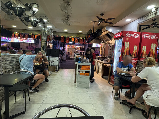 当然ですが外国人しかいません。