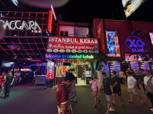 ケバブ屋さんでケバブを食べます。