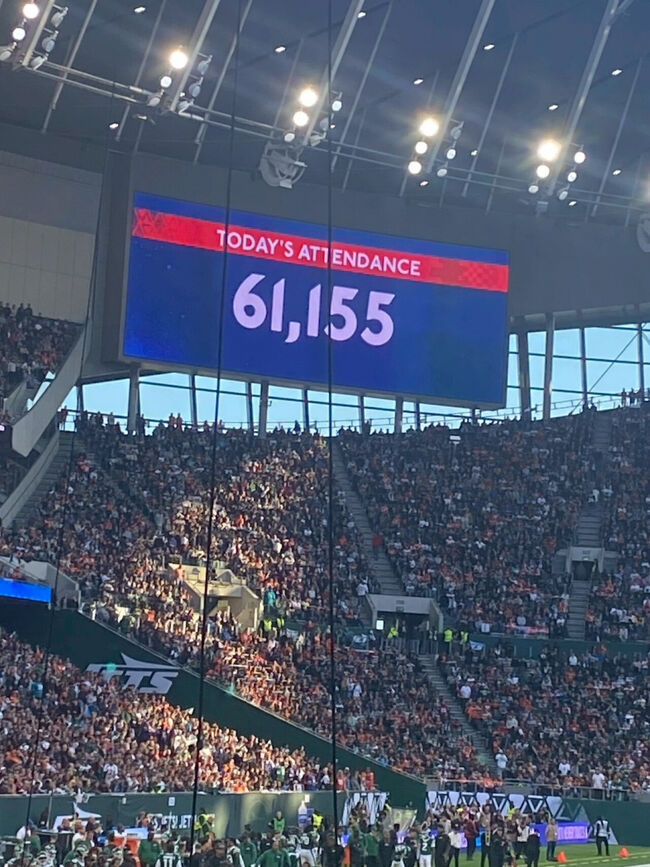 試合の途中に観客数の発表がありました。<br />個人的な感覚ですが、ジェッツのホームゲーム扱いとは言いながら、ブロンコスファンのほうが多いような気がしました。ブロンコスのホームユニフォームの色がオレンジなので、目立っていただけかもしれませんが。<br />