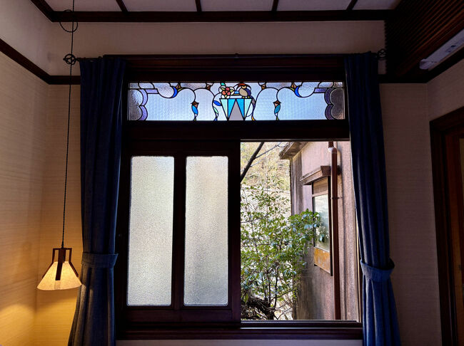 上品な色合いのステンドグラスからも，朝日の差し込むベッドルーム（カーテンで遮光もできます）。