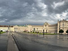 　ここは、13世紀からハプスブルク家の居城として使われ、現在はオーストリア連邦大統領公邸、シシィ博物館、王立図書館など、多くの博物館や施設が集まる歴史的建造物群となっています。アーチ型の外観が実に美しい。
