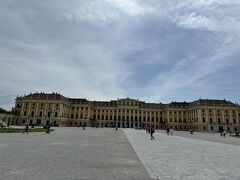 　まずはシェーンブルン宮殿。この宮殿は、オーストリア帝国の女帝マリアテレジアがこよなく愛し、大規模な改修を施してロココ様式の豪華な居城としたオーストリアを代表する歴史的建造物です。

　中世から近世にかけての激動の時代に、神聖ローマ帝国やオーストリアを支配し、ヨーロッパ全土に広大な領土と絶大な影響力と栄華を誇っていたハプスブルグ家の威厳を保とうと、彼女はさまざまな改革を推し進めた方で、オーストリアの方々から今でも敬愛されている方のようですね。

　ご存知のとおり、のちのルイ16世となるフランス王太子に嫁いだマリーアントアネットのお母さんです。子どもの数は16人だそうです。すごっ！

