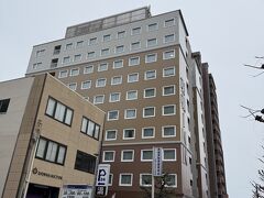 二条城の駅から歩くこと5分。
2泊目のホテルは「東横イン京都二条城南」です。
平安神宮の近くにリーズナブルな宿がなくてこちらにしました。

1泊無料朝食が付いてツイン2名で15,000円でした。