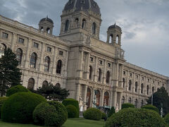 　宮殿から外にでると、トラムの車輌が行き交う大きな通りの向こうに左右対称の一対の美しい建物が見えてきます。まるで双子のよう。